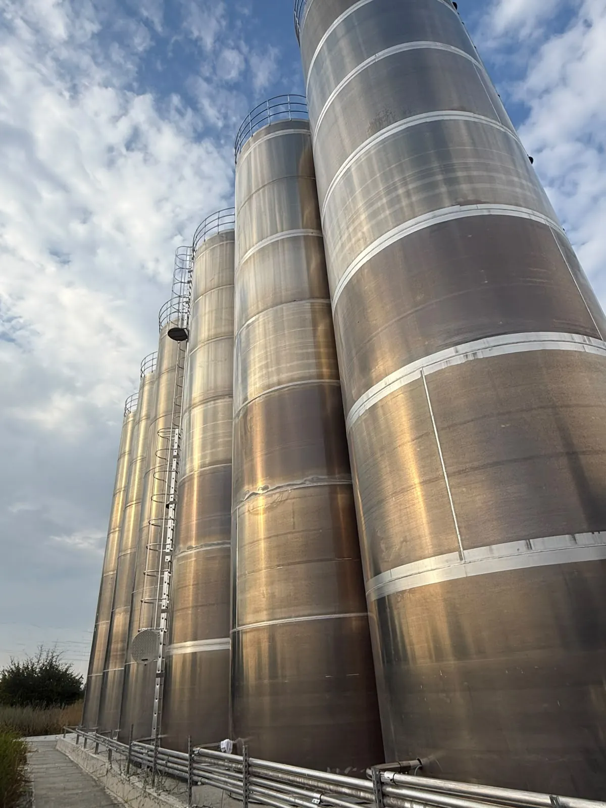 Silo gövdelerindeki dış erişim merdivenleri ve servis platformu