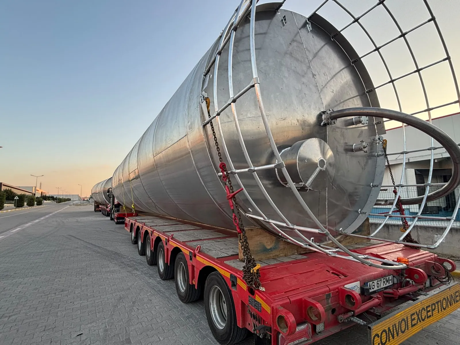 Silo konisi, koruma kafesi takılı halde gabari dışı taşıma aracında