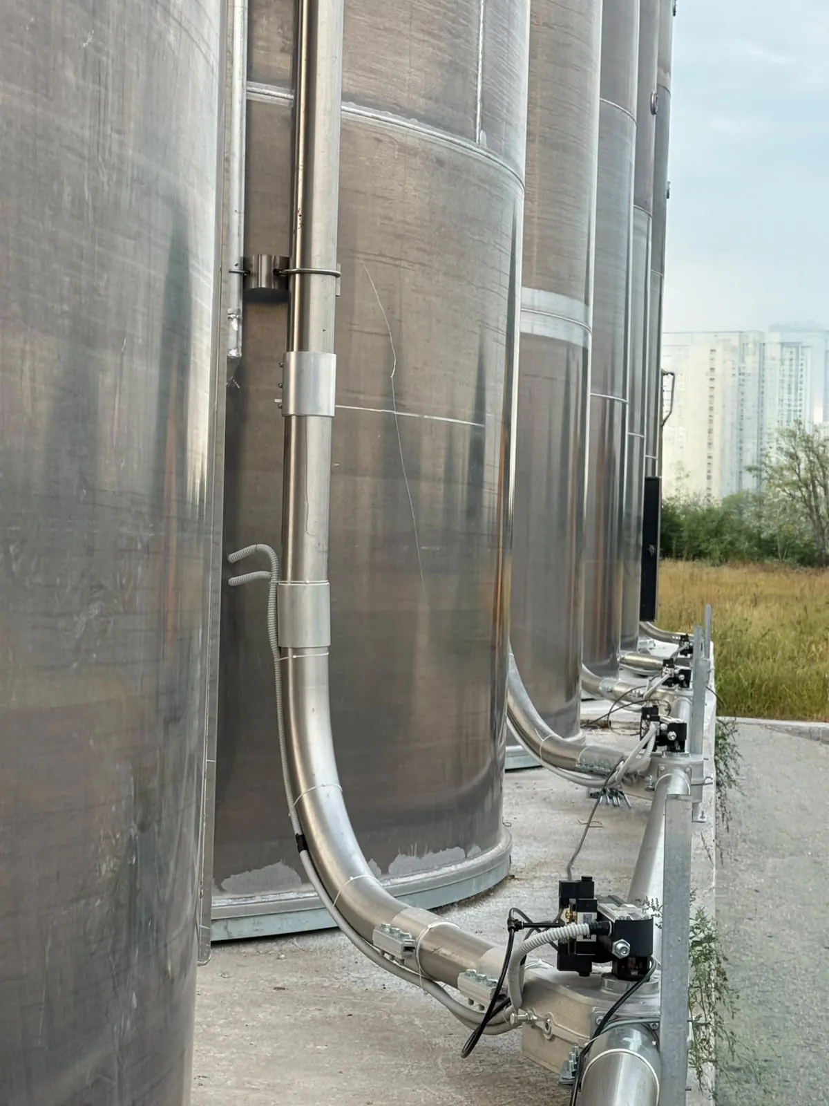 Silo altındaki hammadde taşıma hattı, dirsekler ve hat üstü vanalar